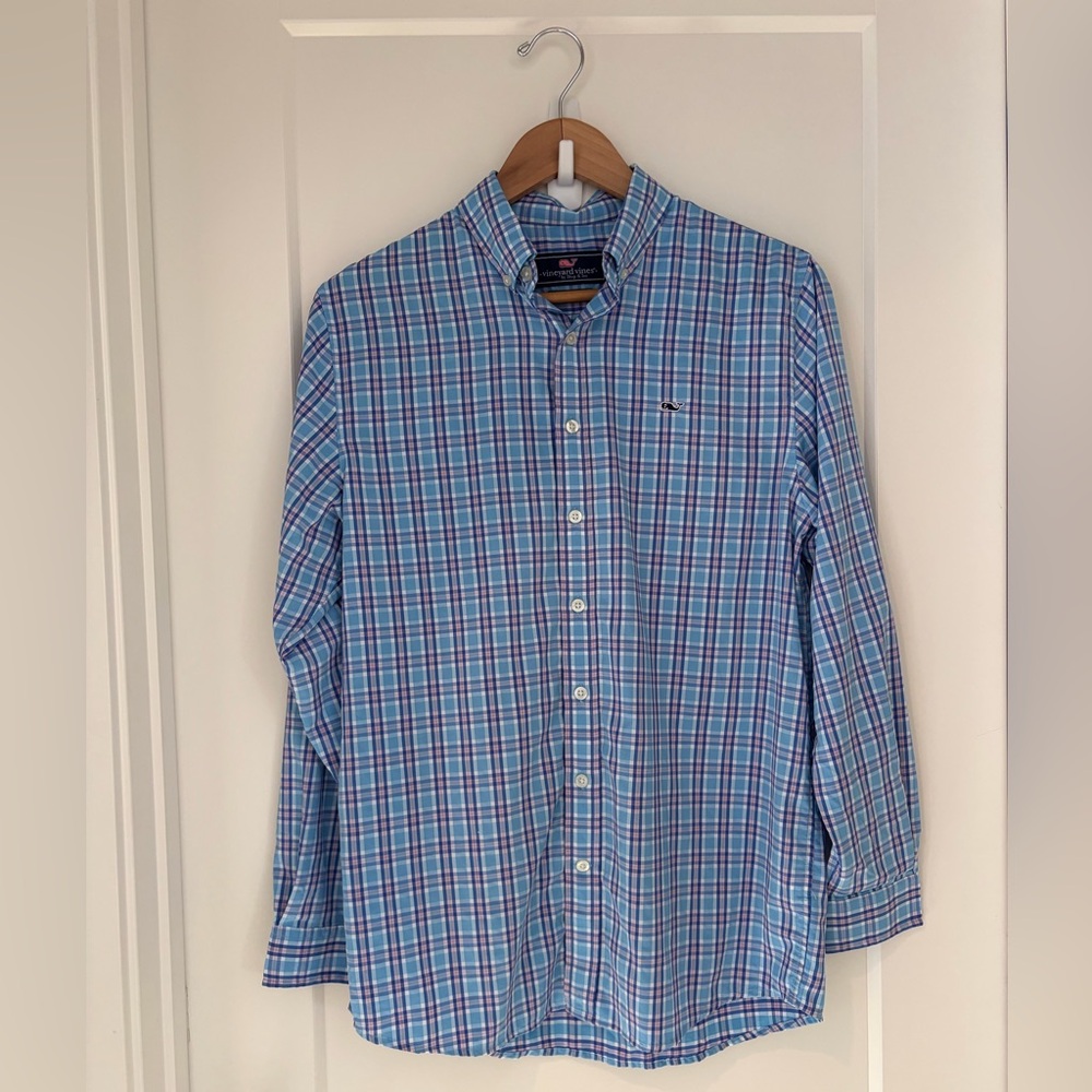 NEW CONDITION VINEYARD VINES BUTTON DOWN IN BOYS XL (18). Beautiful Shirt.